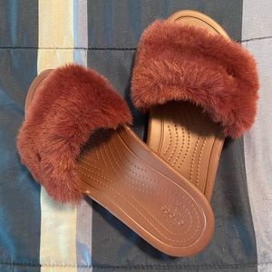 Crocs Women's Size 7M Sloan Luxe Slide Burgundy Faux Fur Slipper Sandal